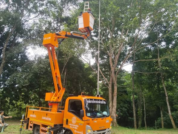 นางอุไรวรรณ บรรดาศักดิ์ นายกองค์การบริหารส่วนตําบลป่าร่อน มอบหมายเจ้าหน้าที่ประจำรถกระเช้า และเจ้าหน้าที่ สนับสนุนภารกิจตัดแต่งกิ่งไม้ตลอดสองข้างทางสาธารณะ พร้อมทั้งเปลี่ยนหลอดไฟแสงสว่างทางสาธารณะ ในเขตพื้นที่ตำบลป่าร่อน เพื่อความปลอดภัยของประชาชนที่สัญจรในเส้นทางสาธารณะ เนื่องจากอยู่ในช่วงมรสุมพาดผ่านภาคใต้