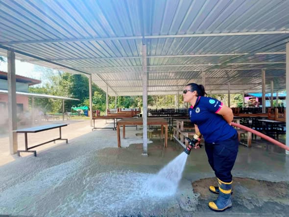 🚒🚿อบต.ป่าร่อน สนับสนุนรถบรรทุกน้ำ และเจ้าหน้าที่ ทำความสะอาดโรงอาหารโรงเรียนวัดวังไทร 🚒🚿